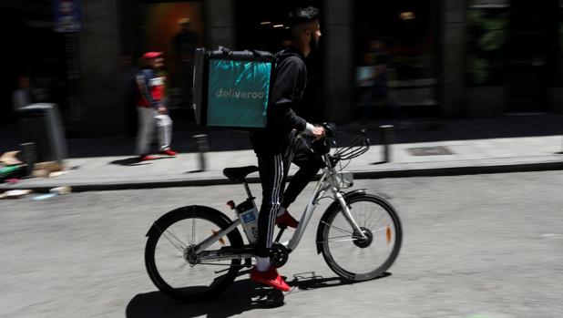 Deliveroo tendrá que pagar 1,3 millones por los falsos autónomos y otras noticias económicas del día