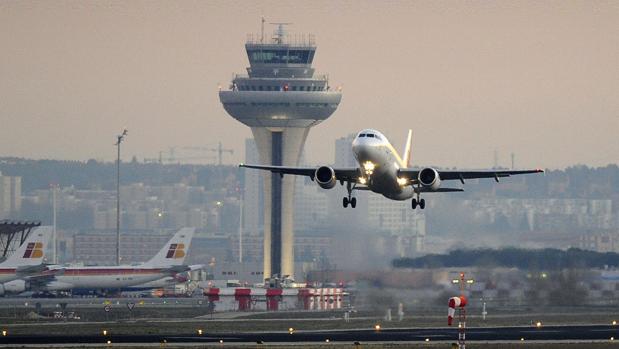 La aerolínea que programó el vuelo es la que debe pagar por los retrasos, no quien lo operó