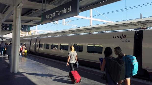 Renfe pone a la venta 320.000 billetes de AVE con hasta un 70% descuento para agosto