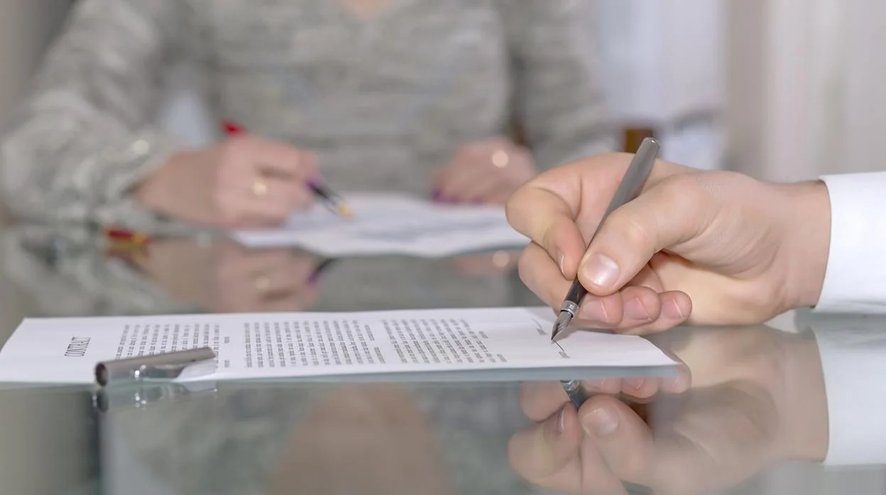 ¿Qué páginas debe firmar un nuevo inquilino en el anexo de un contrato de alquiler?