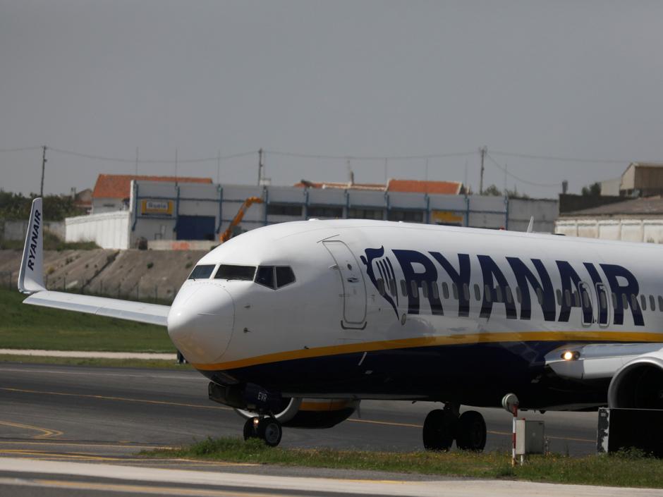 Los tripulantes de cabina de Ryanair convocan huelgas en España para el 25 y 26 de julio