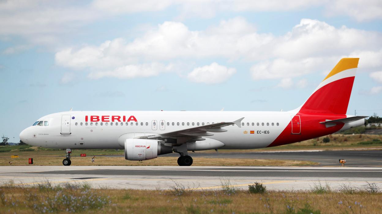 Imagen de un avión de Iberia en el aeropuerto de Lisboa