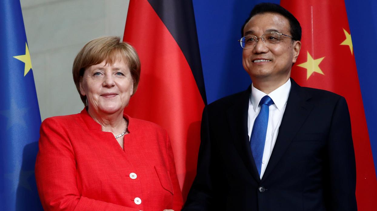 La canciller alemana, Ángela Merkel, con el primer ministro chino, Li Keqiang