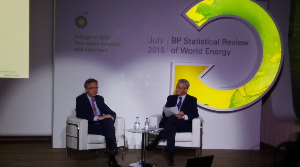 Luis Aires, presidente de BP España, a la izquierda, hoy, durante la presentación