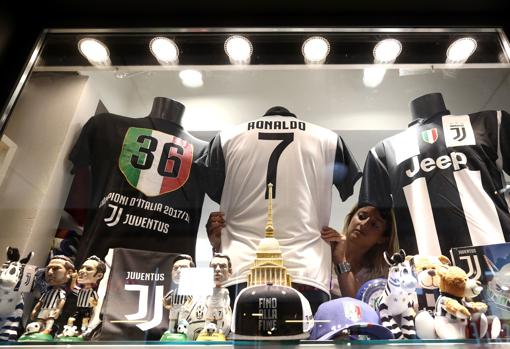 Un escaparate de una tienda en Turín ya con la camiseta de Cristiano Ronaldo