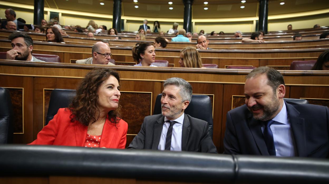 La ministra de Hacienda, María Jesús Montero, junto a su homólogo de Interior, Fernando Grande-Marlaska, y el de Fomento, José Luis Ábalos