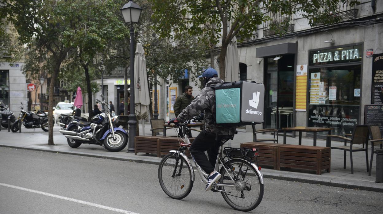 Primera denuncia contra los falsos autónomos de Glovo en Barcelona