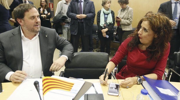 Hacienda lanza un guiño a Cataluña y estudia asumir 4.500 millones de su deuda
