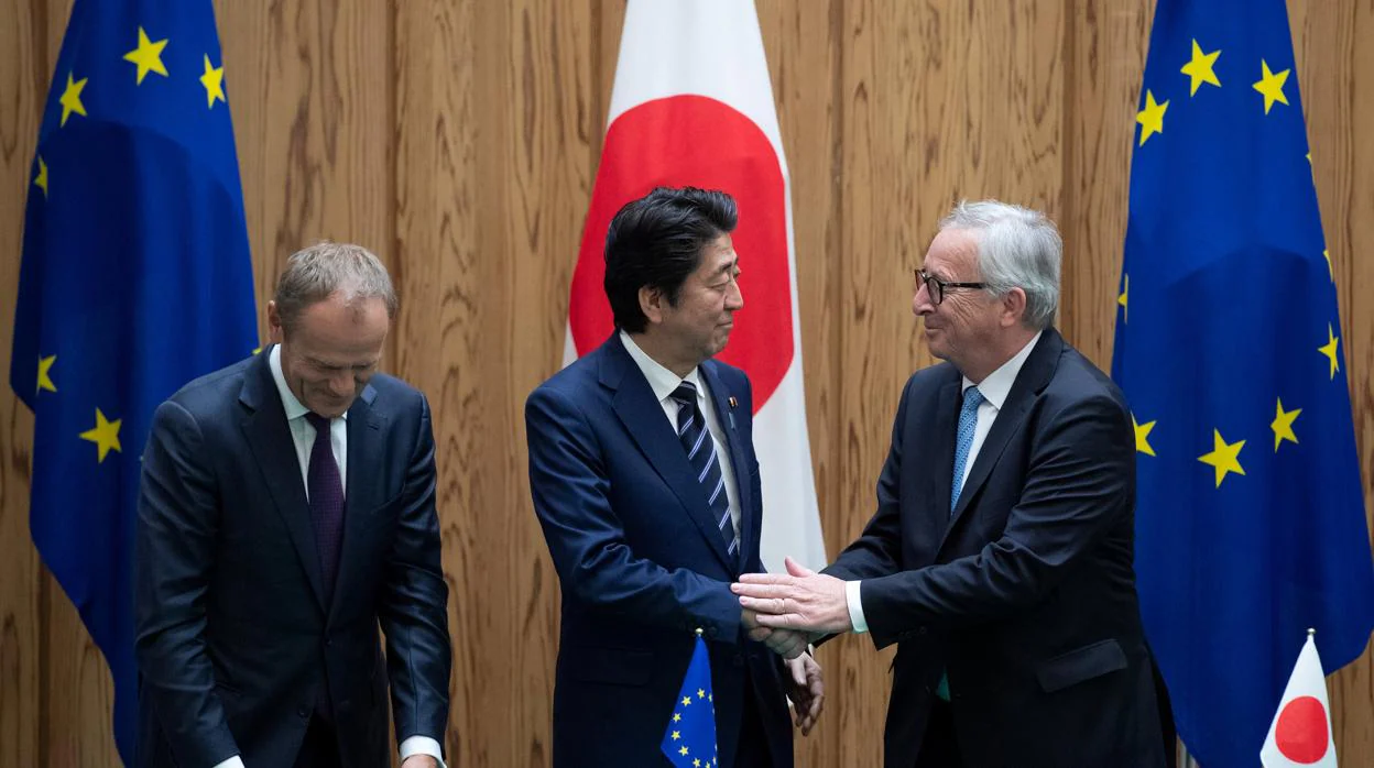 Donald Tusk (iz.), presidente del Consejo Europeo; Shinzo Abe(centro), primer ministro japonés; y Jean-Claude Juncker, presidente de la Comisión Europea, en la firma del acuerdo UE-Japón