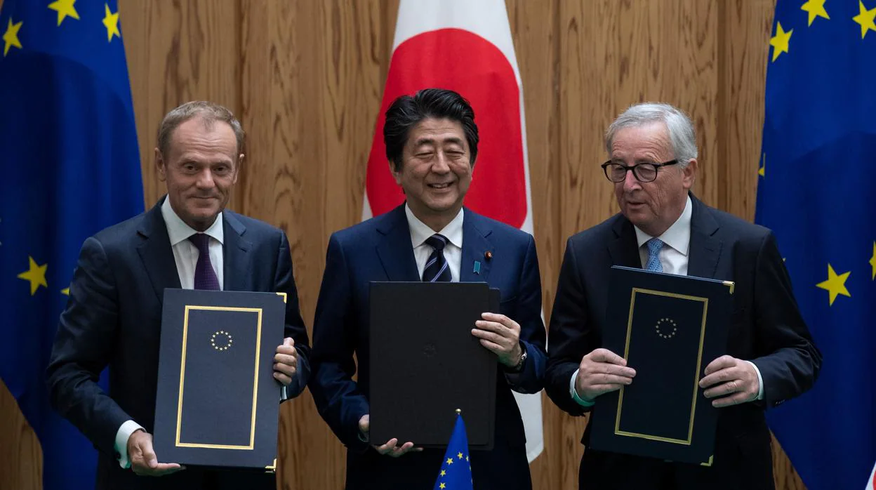 Donald Tusk, Shinzo Abe y Jean-Claude Juncker tras firmar tras firmar el mayor tratado de libre comecio de la UE