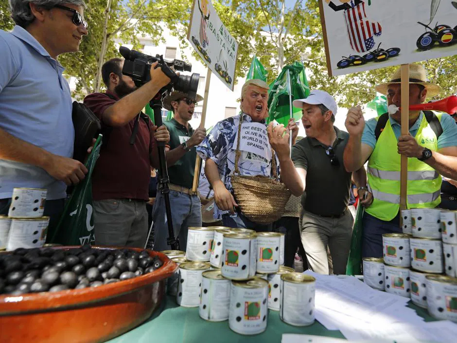 Los agricultores sevillanos protestan contra la imposición de aranceles a la aceituna negra de mesa por parte de Estados Unidos frente al consulado norteamericano