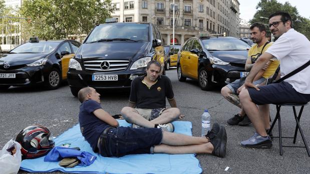 Taxistas de Madrid y otras ciudades secundan la huelga indefinida iniciada en Barcelona