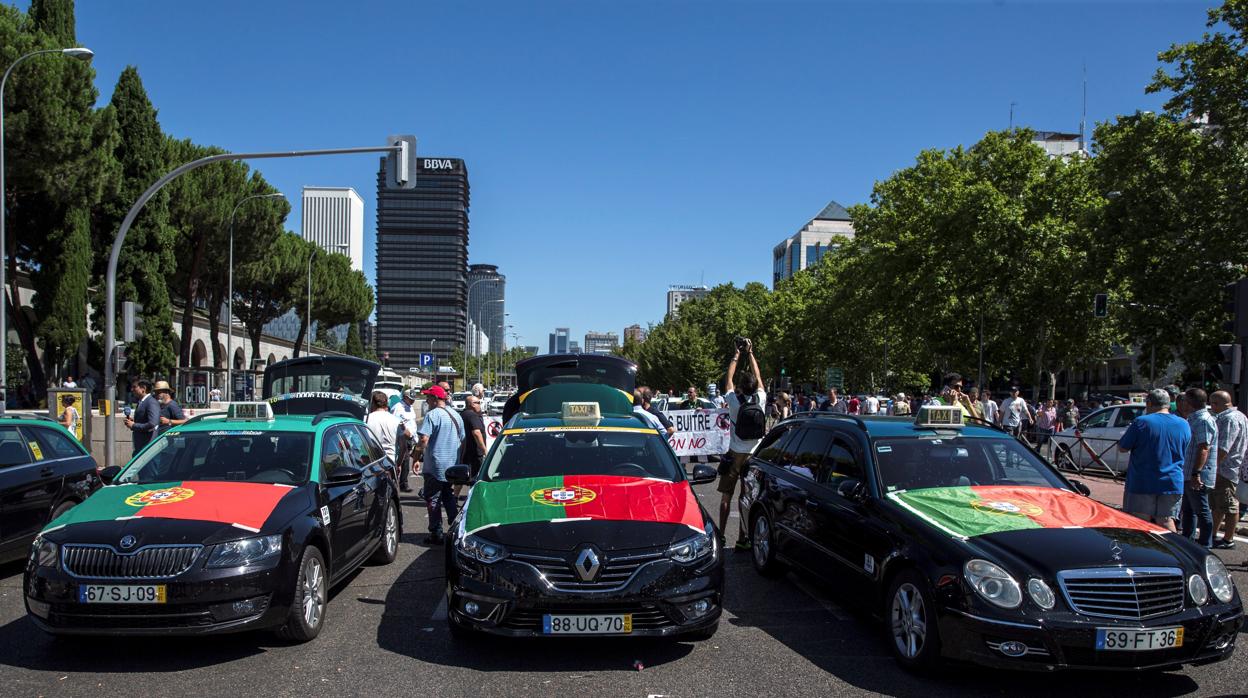 Taxis portugueses se solidarizan con la huelga de taxistas, que colapsan la avenida de la castellana en Madrid
