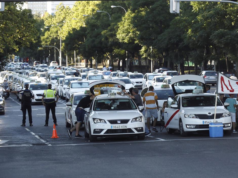 Los taxistas continuarán ocupando vías tan relevantes como La Castellana en Madrid o Gran Vía en Barcelona