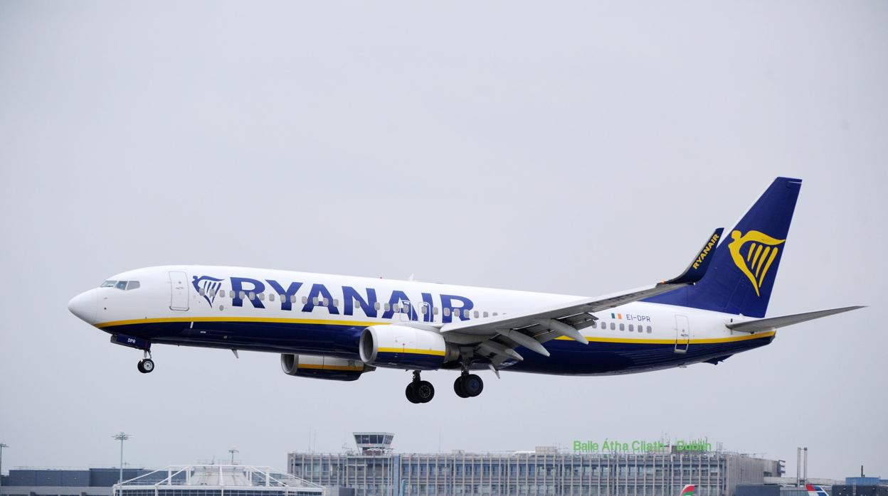 Un avión de Ryanair aterriza en el aeropuerto de Dublín, Irlanda