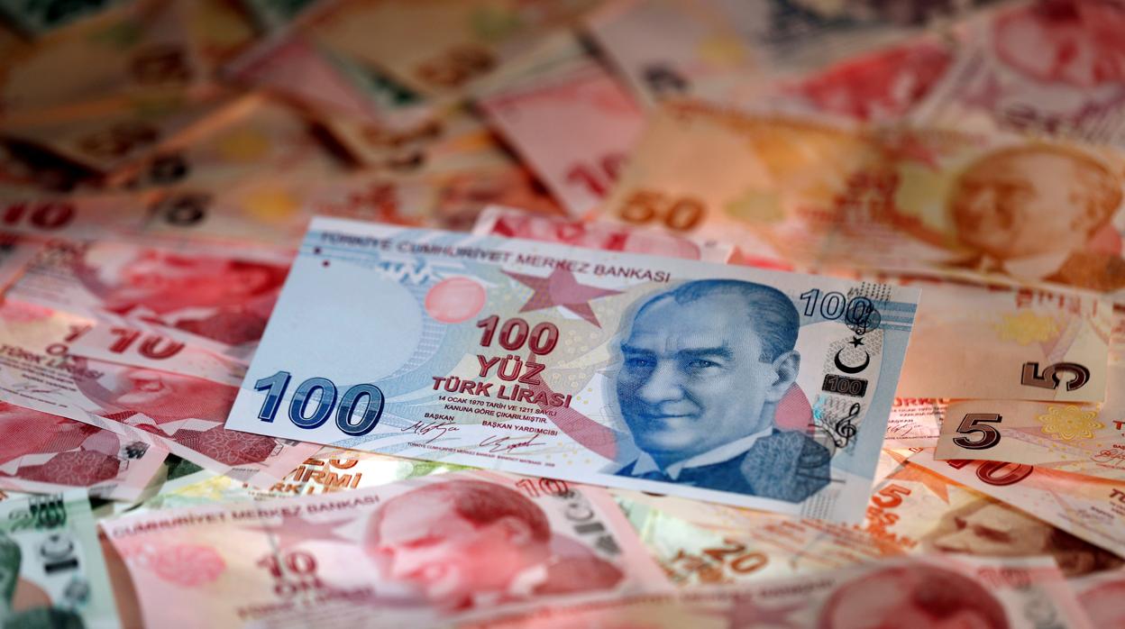 Turquía inyecta 6.000 millones de dólares para frenar la caída de la lira