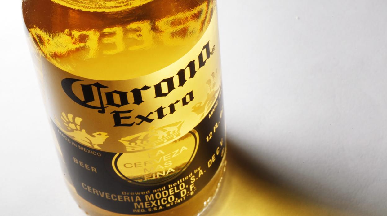 Una botella de la famosa cerveza Corona