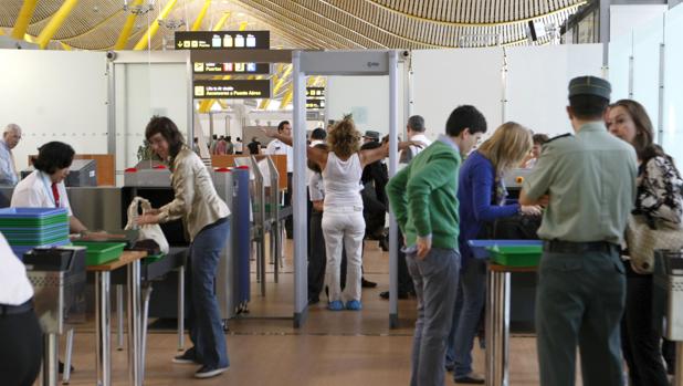 Los vigilantes de seguridad de Barajas mantienen la huelga tras reunirse con la empresa