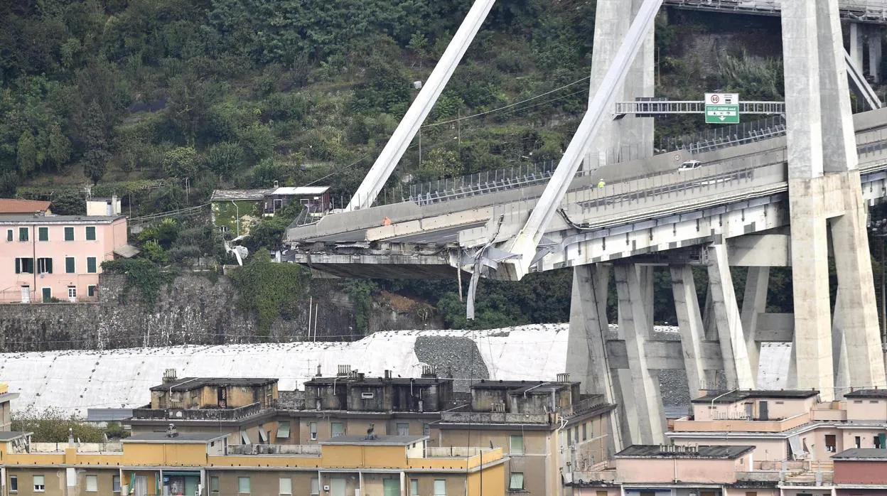 Detalle de la sección derrumbada de un puente en Génova (Italia)