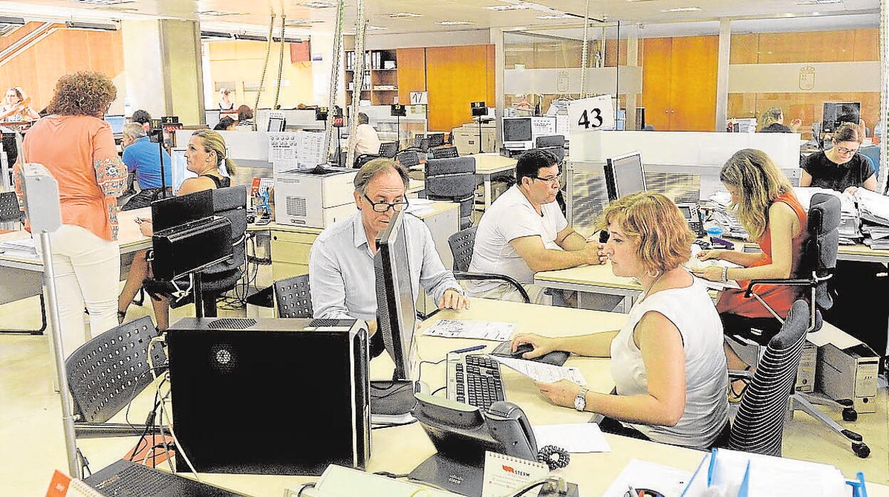 Funcionarios trabajando en la Consejería de Hacienda de la Región de Murcia en una foto de archivo