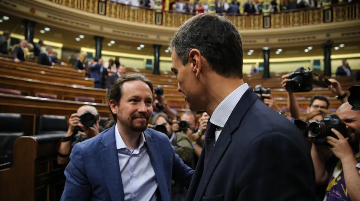 Pablo Iglesias y Pedro Sánchez durante la moción de censura del PSOE contra Mariano Rajoy