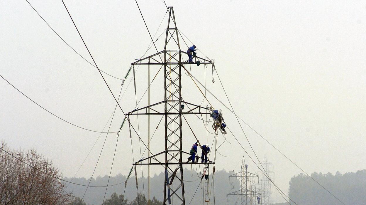 Reparación de una línea eléctrica en Cataluña