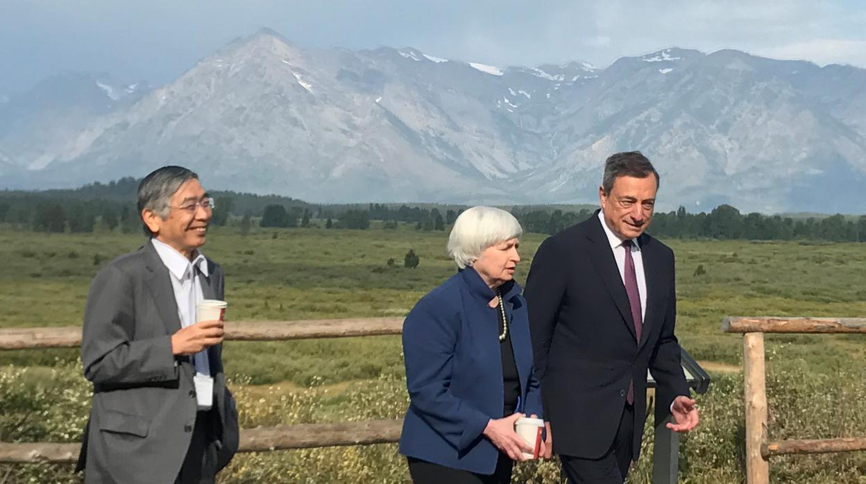 Una imagen para la historia: Mario Draghi, presidente del BCE (dcha) junto a la expresidente de la Fed, Janet Yellen (centro) y su homólogo japonés, Haruhiko Kuroda (izda)