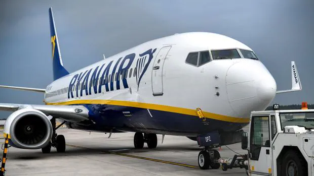 Ryanair dice que no hay aerolínea que deje subir todas las maletas a cabina y otras cuatro noticias económicas