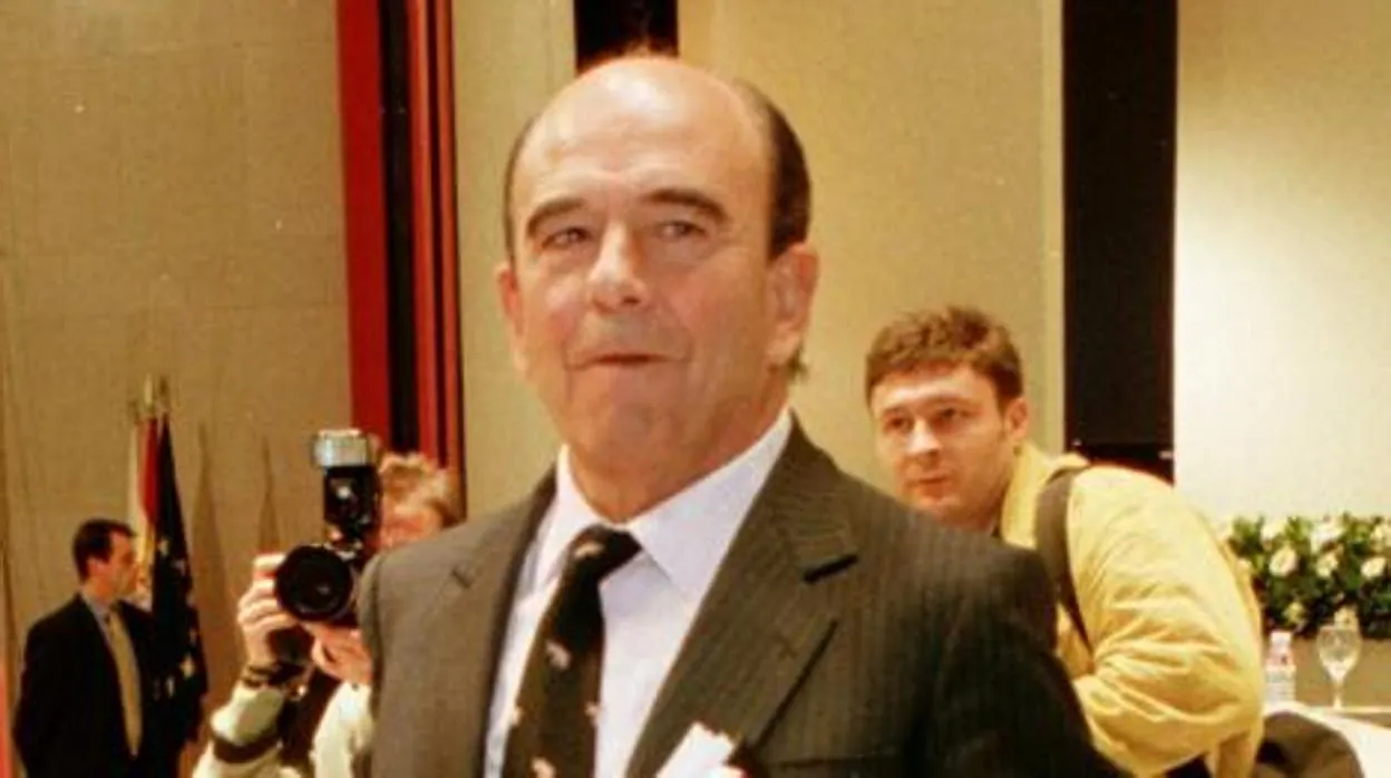 El presidente del Banco Santander, Emilio Botín, junto a su hija Ana Patricia, tras finalizar la junta general de accionistas del banco en el año 1999