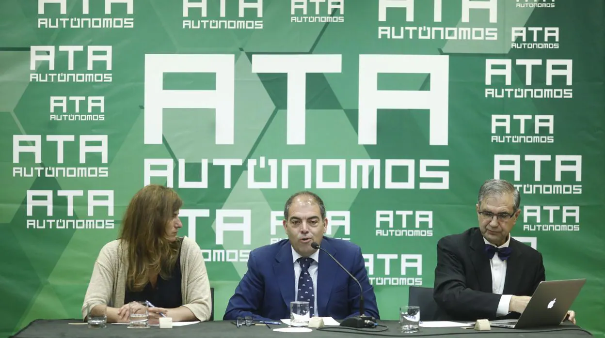 Lorenzo Amor (centro del a imagen), presidente de ATA
