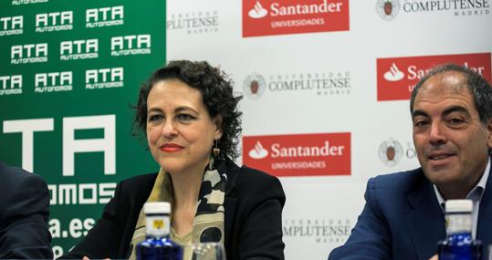 La ministra de Trabajo, Magdalena Valerio, y el presidente de ATA, Lorenzo Amor