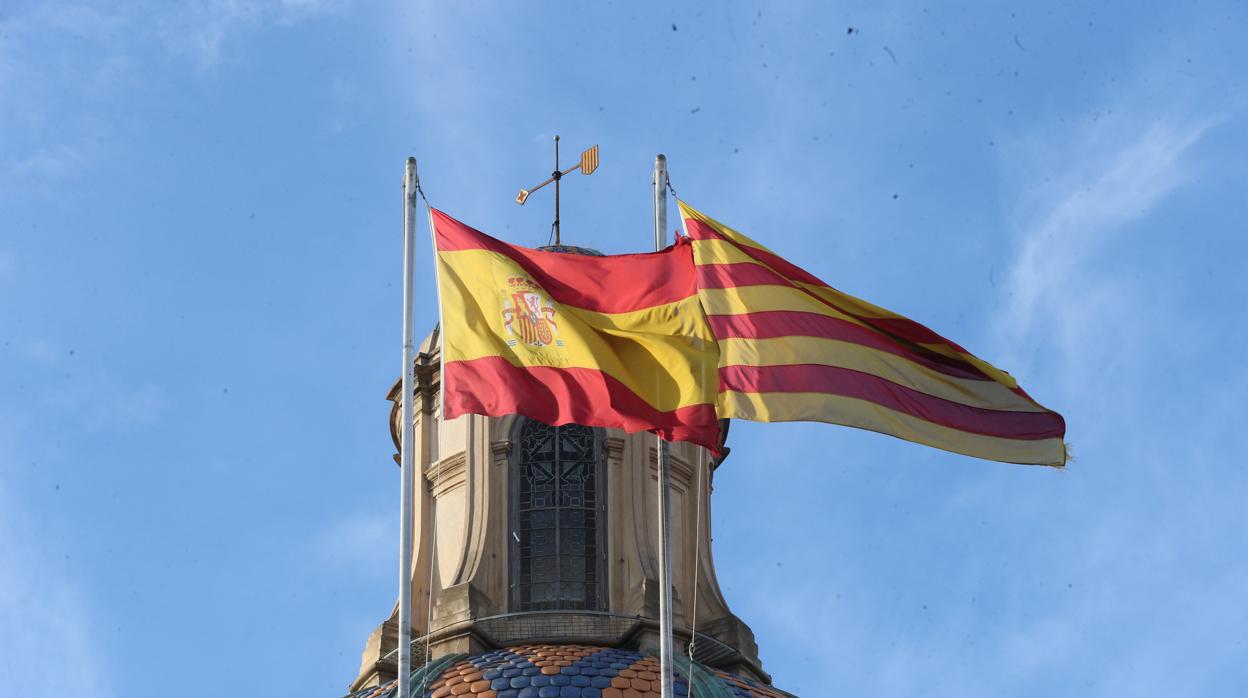 Bandera española y catalana en el palacio de la Generalidad de Cataluña