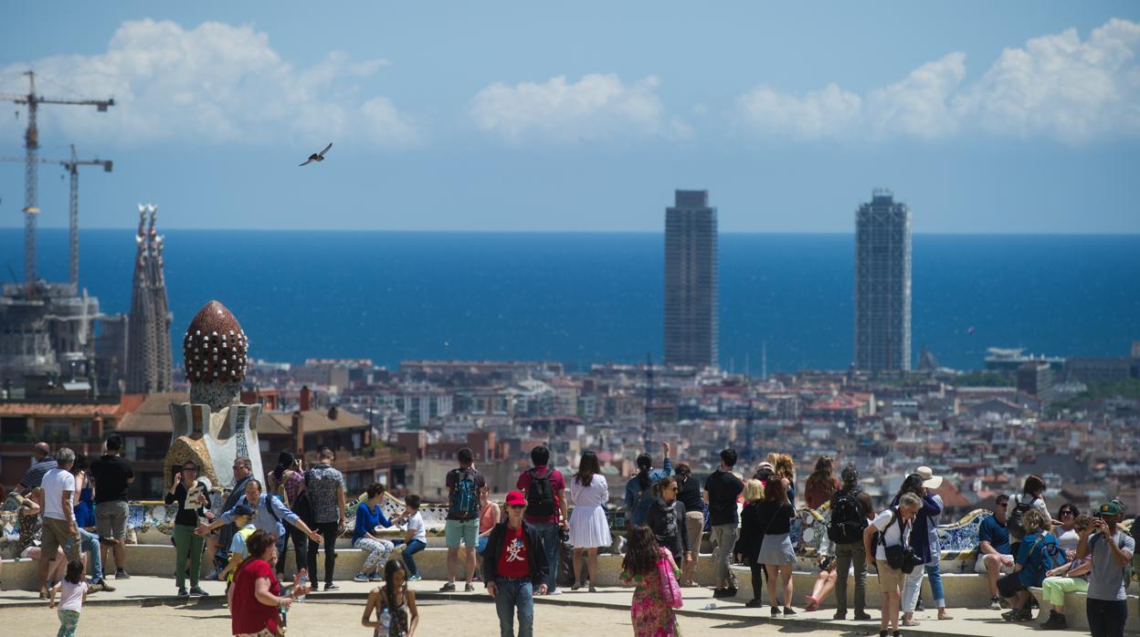 Turistas mientras visitan el Parque Güell,