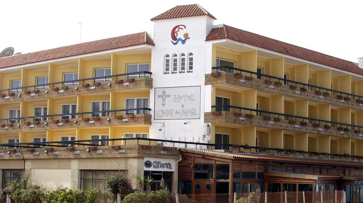 Fachada del Cruz del Mar, en el paseo marítimo de Chipiona