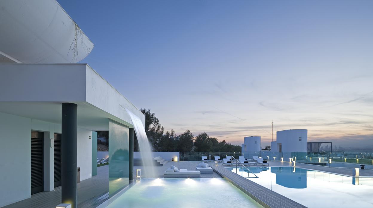 Exterior de la clínica con vistas a la bahía de Altea