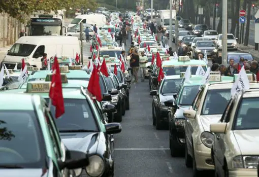 Un grupo de taxis en Portugal durante las últimas protestas