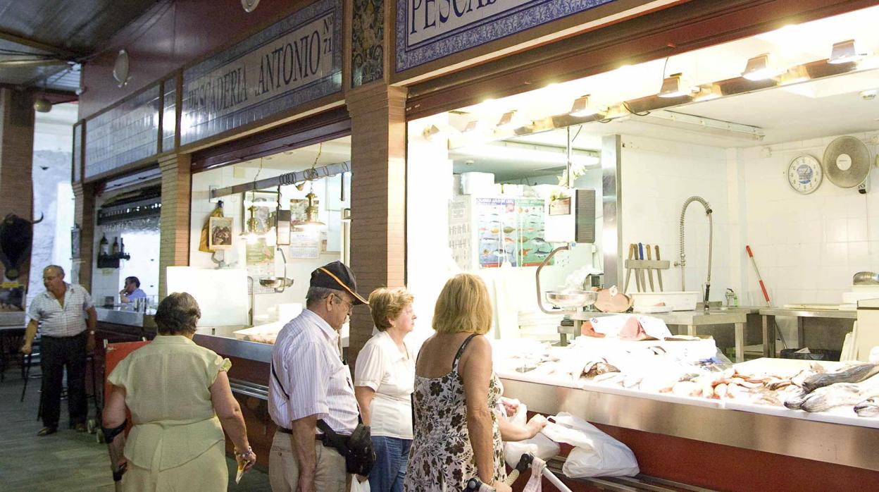 Una pescadería en un mercado de Sevilla