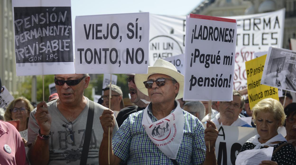 Si se decide pagar el aumento del gasto en pensiones con impuestos, la presión fiscal escalará hasta el 57,2% en 2040,