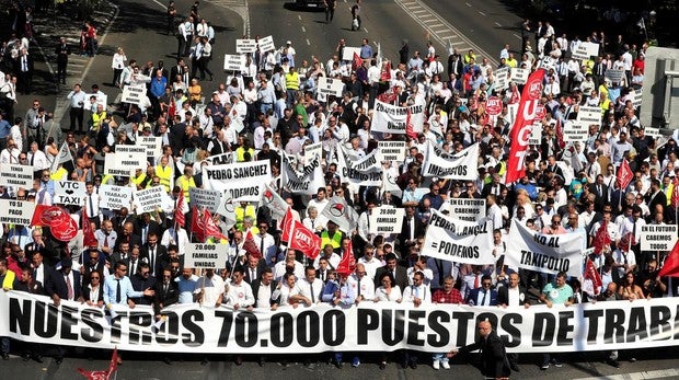 Los VTC cortan la Castellana para protestar contra la cesión del sector a las comunidades