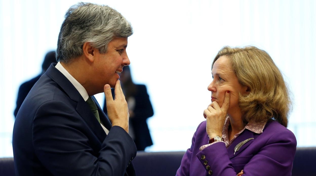 La ministra de Economía, Nadia Calviño (d), con el persidente del Eurogrupo, Mario Centeno (i)