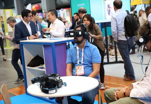 Un visitante probando unas gafas de realidad virtual en South Summit