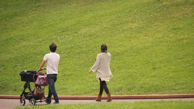 El Gobierno proyecta igualar los permisos de paternidad y maternidad (16 semanas)