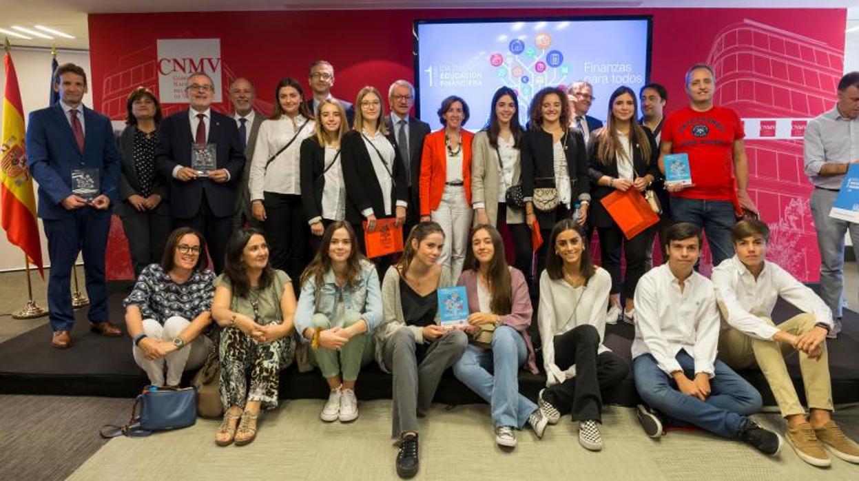 Foto de familia de los ganadores del Concuros de Conocimientos Financieros y del Premio Finanzas para Todos, junto a representates del Gobierno, del Banco de España y de la Comisión Nacional del Mercado de Valores