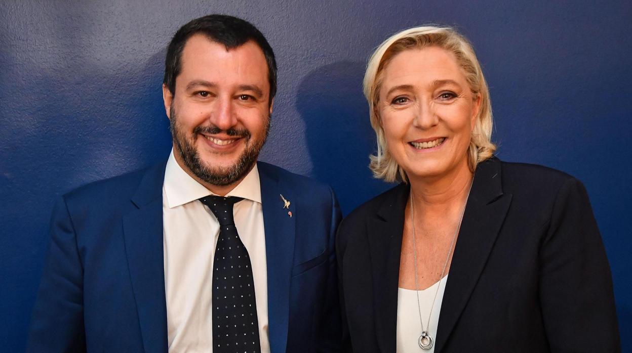 Matteo Salvini, ministro del INterior italiano (izda) junto a la líder ultraderechista francesa, Marine Le Pen