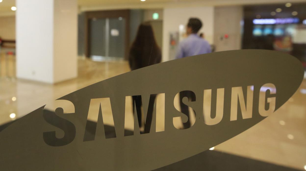 Personas pasan por delante del logotipo de Samsung Electronics en su sede en el sur de Seúl