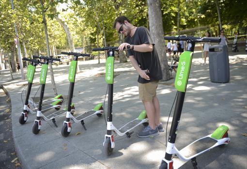 Un usuario en el momento de utilizar un patinete en Madrid