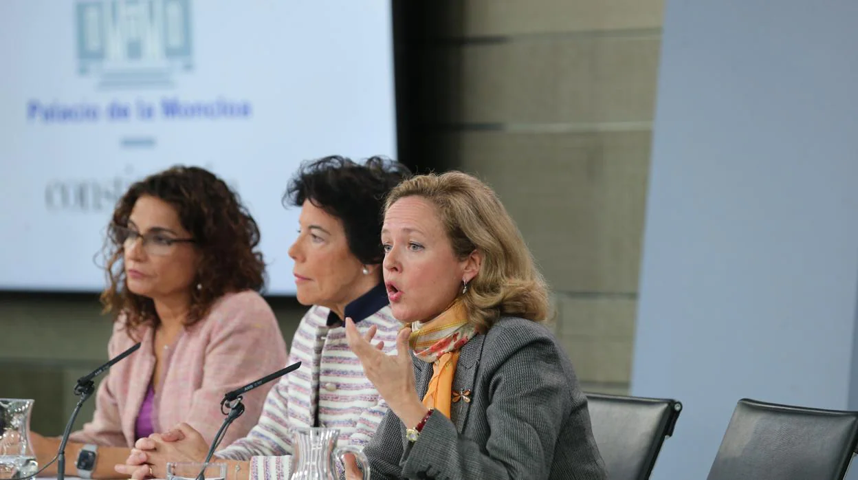 La ministra de Hacienda, María Jesús Montero, junto a la de Educación, Isabel Celáa, y la de Economía, Nadia Calviño, en el Consejo de Ministros