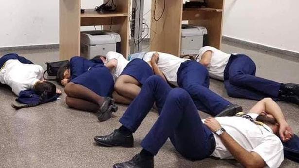 ¿Obligó Ryanair a sus pilotos y tripulantes a dormir en el suelo de un aeropuerto?