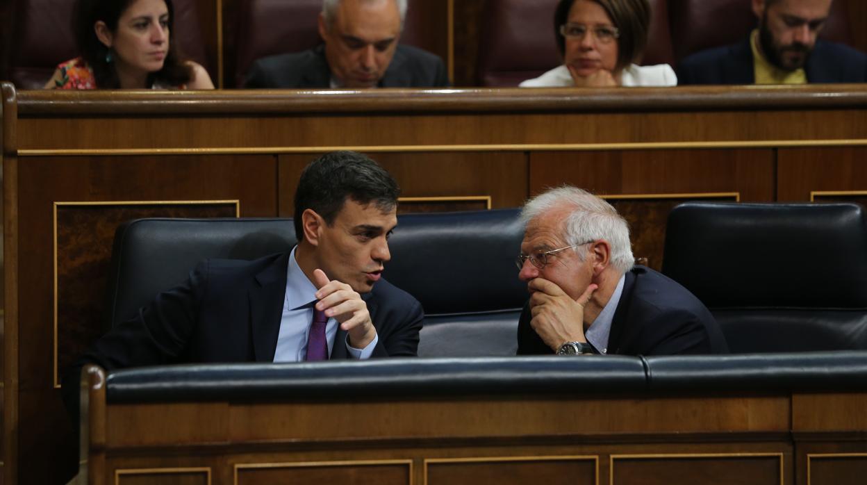 El presidente del Gobierno, Pedro Sánchez, junto al ministro de Exteriores, Josep Borrell, en el Congreso de los Diputados