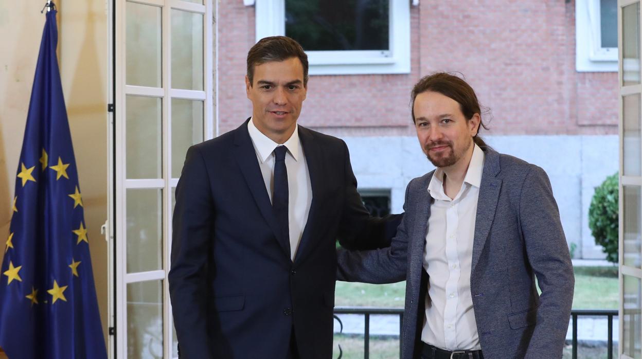 El presidente del Gobierno, Pedro Sánchez, junto al líder de Podemos, Pablo Iglesias, tras la firma del acuerdo presupuestario